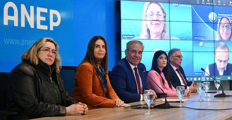 ✍️ Firmamos un convenio marco de cooperación con <a href="/iborganization/">International Baccalaureate</a> que promueve el asesoramiento técnico y la transferencia de conocimiento por parte de la organización suiza, para la incorporación de programas de Bachillerato Internacional.
Nota ➡️ anep.edu.uy/destacada-1/an…