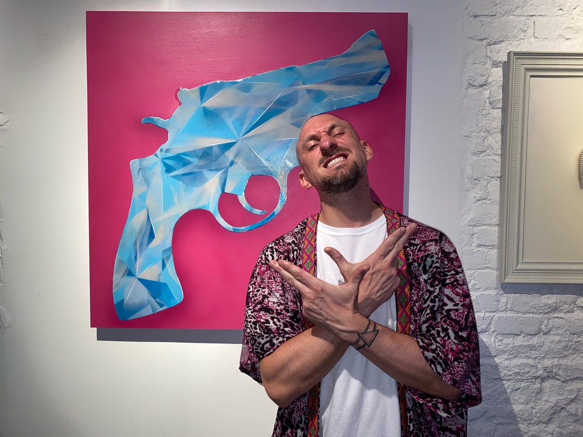 Pew pew pew. 
.
Feeling myself in front of my “Diamonds and Guns” piece. Available at @gallery23ny 
.
Photo by @katrinachiovon 
.
.

#smetsky #eatlife #diamonds #guns #meatpacking #nycart #newyorkart #spreadlove #loveart #sketches #sculpture #murals #streetart #graffiti #g23ny