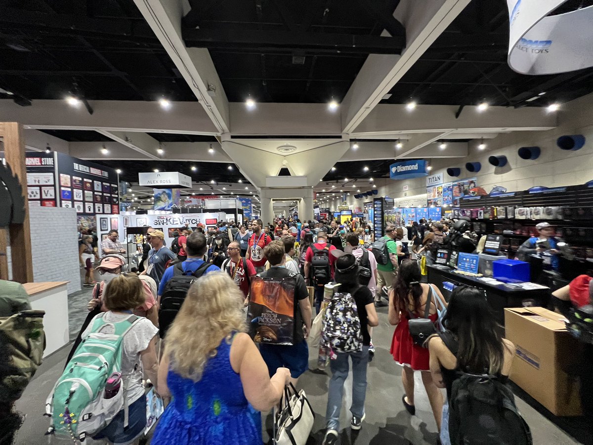 SD_Comic_Con's tweet photo. The exhibit floor is indeed very crowded.  #SDCC https://t.co/cIqDLi6iIV