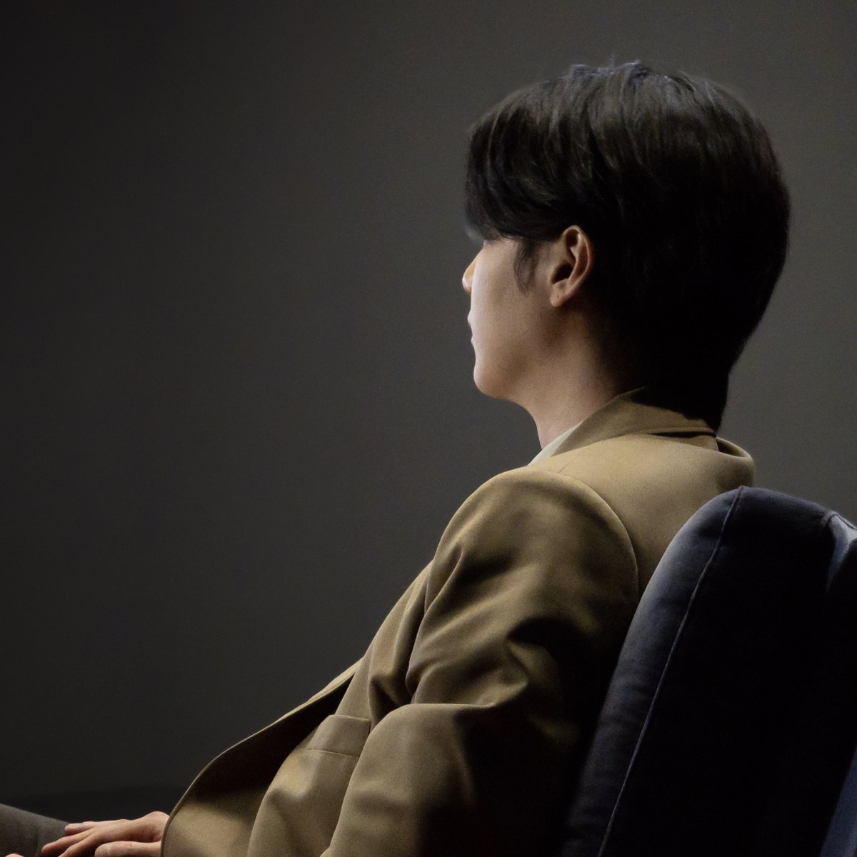 Not only is he a great listener 👂… he even has own talk show 🤩 Can you guess who he is? 💜 RT with your answer! @BTS_twt #SamsungUnpacked