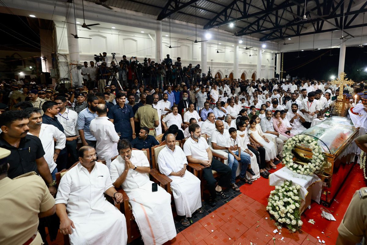 Neerajkundan's tweet photo. The entire country and millions of his supporters bid farewell to the people's leader, #OommenChandy ji.

Shri @RahulGandhi along with senior Congress leaders pay final respects to the beloved son of Kerala. https://t.co/wo2jqO1PVn