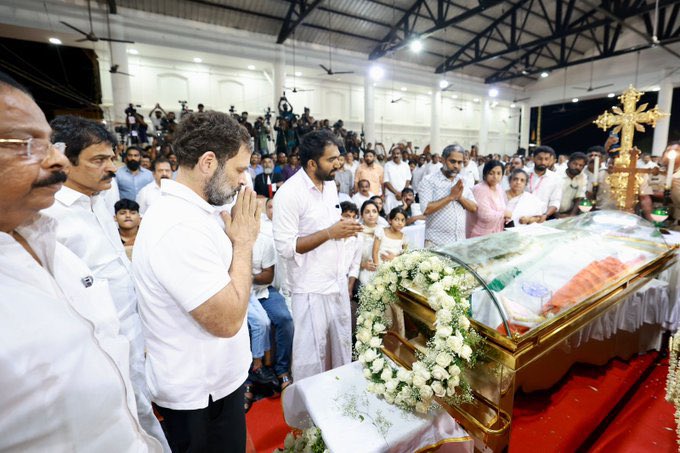 Neerajkundan's tweet photo. The entire country and millions of his supporters bid farewell to the people's leader, #OommenChandy ji.

Shri @RahulGandhi along with senior Congress leaders pay final respects to the beloved son of Kerala. https://t.co/wo2jqO1PVn