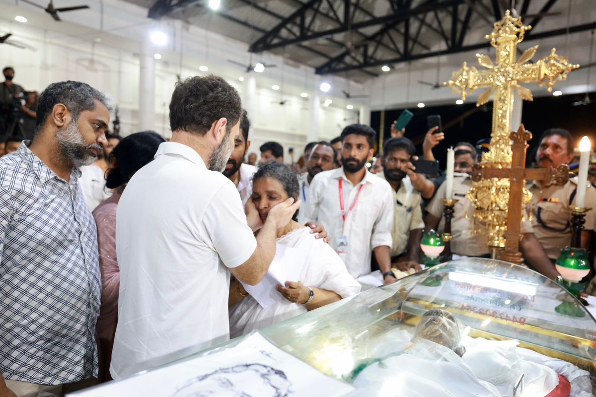 Neerajkundan's tweet photo. The entire country and millions of his supporters bid farewell to the people's leader, #OommenChandy ji.

Shri @RahulGandhi along with senior Congress leaders pay final respects to the beloved son of Kerala. https://t.co/wo2jqO1PVn