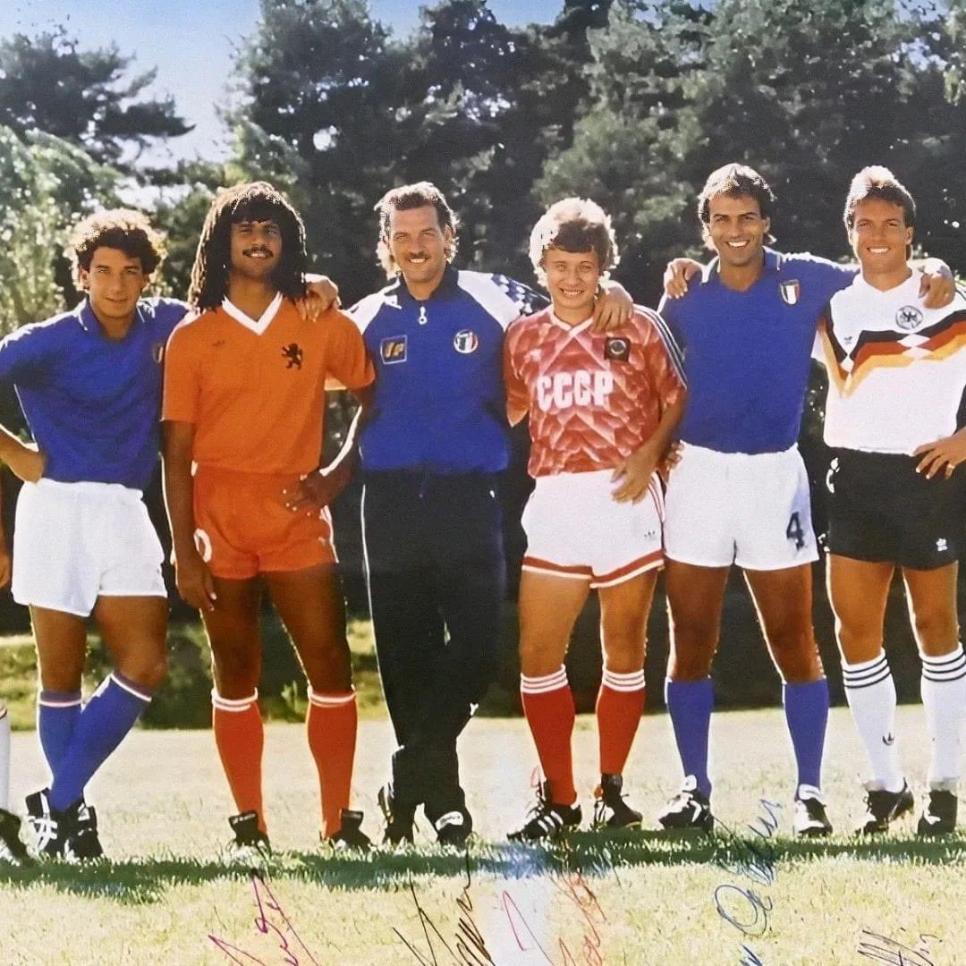 _SoccerSS_'s tweet photo. Gianluca Vialli 🇮🇹, Ruud Gullit 🇳🇱, Stefano Tacconi🇮🇹,Oleksand Zavarov, Antônio Cabrini🇮🇹, Lotthar Matthäus🇩🇪. 1990 World Cup https://t.co/jutBVGlY5e