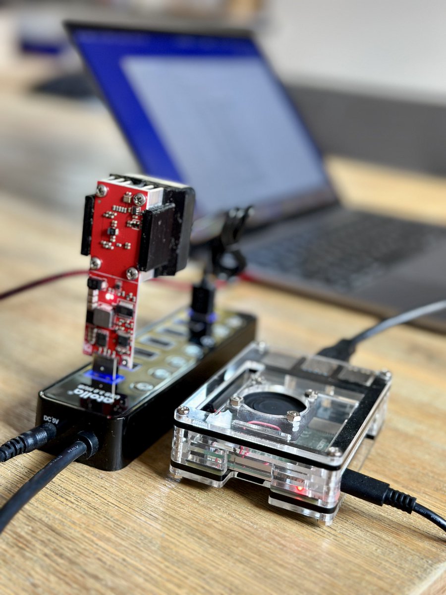 der_hodler's tweet photo. USB Miner started. First touch! #Bitcoin #mining #raspberrypi #cgminer #compacf @altair_tech https://t.co/HbQUJ6nWCr