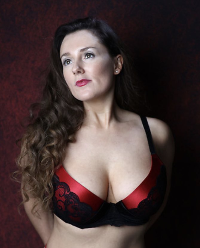 sarahlmull82's tweet image. Screenshots From A #PhotoShoot I did in March 2023 

High #Pixelization Pictures Are Always Better 😉 As you can zoom in👁 👁 

Kept it #Natural 

The Heavens Opened Up B4 The Shoot 
Got Drownded☔️Had No Umbrella😢 

Hair &amp;amp; Make Up Got Destroyed I Was Frozen 🥶 

Wasn’t Myself 📸