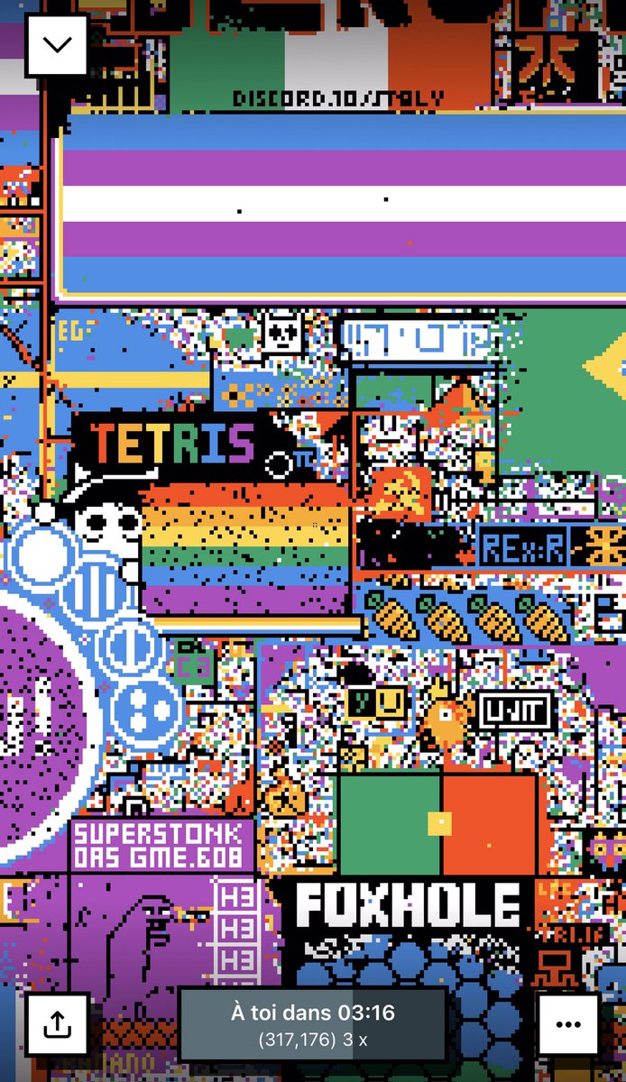 La vitesse à laquelle ils essayent d’effacer le drapeau #lgbt #PixelWar2023 #rplace
