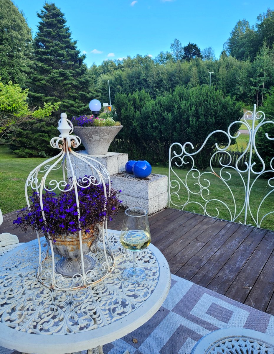 Vi får aldrig glömma att stanna upp. Släppa &amp; bara vara. Andas.
Njuta av stunden &amp; livet!

Särskilt när vår omvärld är kaos. 
För att finna styrka &amp; energi✨️
För att sadla om &amp; komma åter.

Hitta platser &amp; omgivningar vi trivs i. 
Hitta det vackra. 

I det lilla🙏♥️🌳