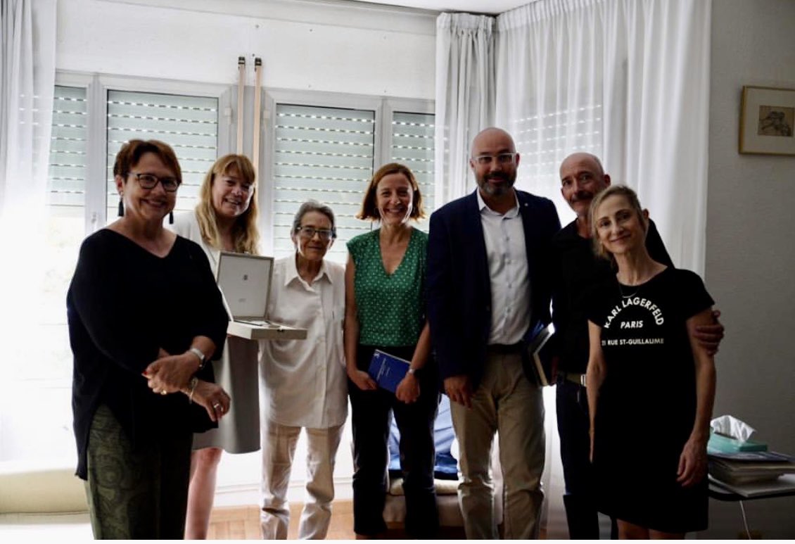 lletres's tweet photo. Avui, la consellera de Cultura @natalia_garriga ha lliurat a Tortosa la Creu de Sant Jordi a la poeta Zoraida Burgos. @cultura_cat https://t.co/3QP0qxiVmA