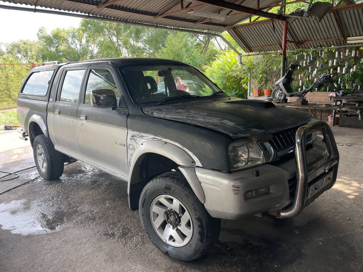 Today, we prepared the car Mitsubishi for painting ourselves by sanding and washing it.
This pickup is already waiting for the 23rd Battalion🇺🇦 and we will soon go to the front line with it! 
We continue to fundraise for the car for the 67th Brigade✊:
secure.wayforpay.com/donate/angelsf…