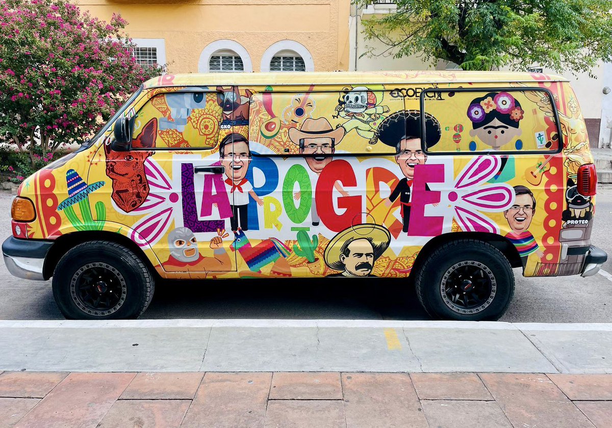 La revolución <a href="/progre_sista/">La Javineta24</a> ha llegado a Durango con "La Progre" 🚐, una camioneta colorida que acompaña a <a href="/m_ebrard/">Marcelo Ebrard C.</a> en su travesía por todo el país, llevando consigo la visión de un México más justo e igualitario.