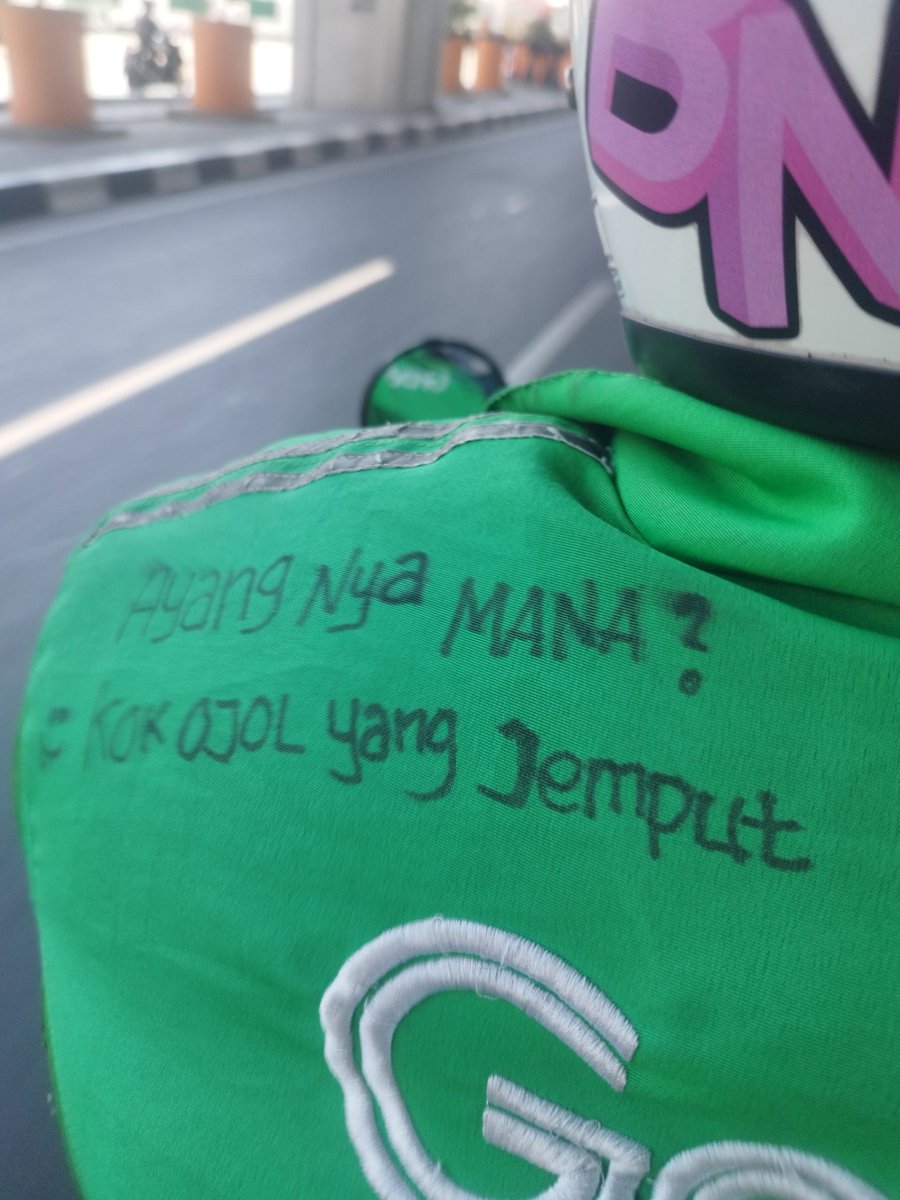 Lagi capek-capeknya, malah dapat driver ojol dgn jaket kek begini.. Ohh Tuhan tolon(G) 🤣🤣