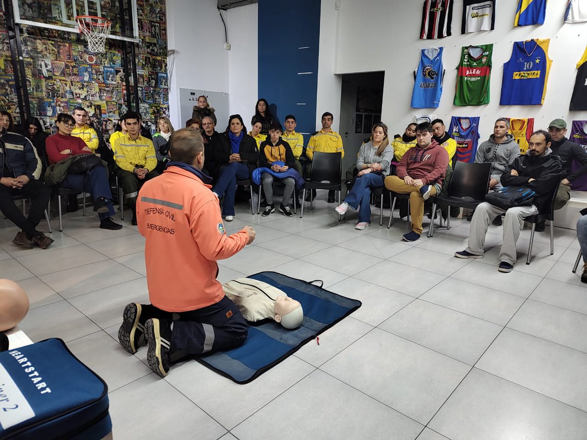 #seguimoscapacitando
Se está llevando adelante la segunda charla educativa de RCP y desobstrucción de vía aérea a cargo de la Dirección Gral de Defensa Civil en el museo del deporte Drago 45