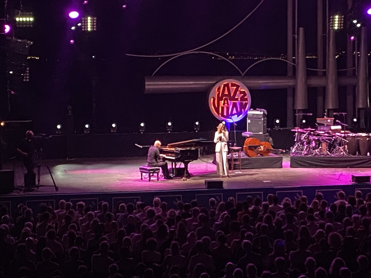 KarineWenger's tweet photo. Après #YounSunNah, une autre très grande dame du jazz #MelodyGardot à ⁦@JAZZAJUAN⁩. Une soirée placée sous le signe de la classe et de l’élégance. https://t.co/BxDLykP0AF