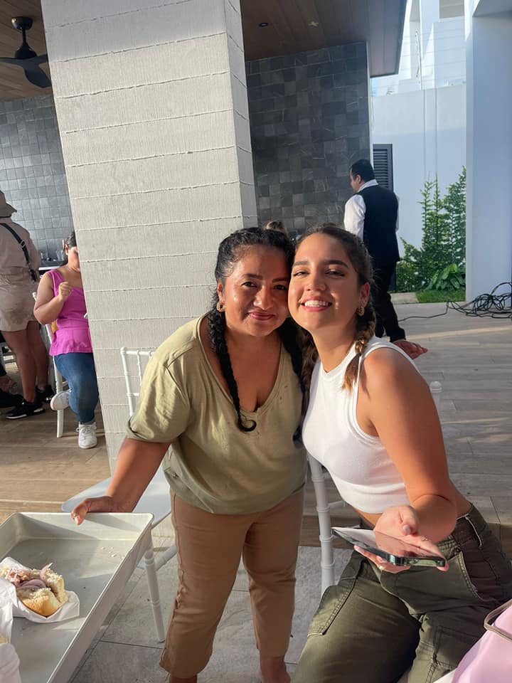 DayanaQ95547221's tweet photo. Doña Esthercita y mi ñaña Malu en el Tenis Club Sambo.
Claro se fueron sin mi 😢
#tenisclubsamborondón #tenisclub #lareunion #family https://t.co/YN7NTaFIz2