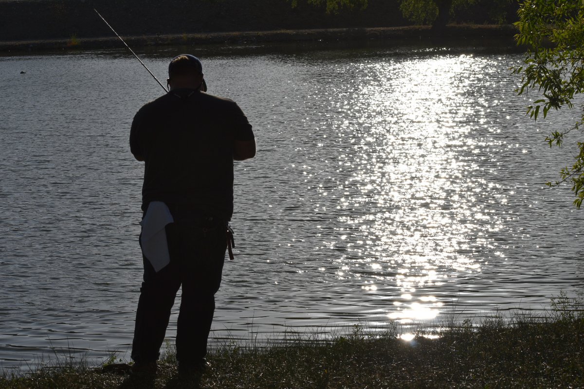 Tonight's the night to take a break and go NIGHT FISHING! Don't miss out on this opportunity to catch some fish🎣 and enjoy the evening🌑 5:00PM - 11:30PM TONIGHT @Angrypetespizza 🍕is open until 8:00PM.
#FishingAtNight #NightFishing #Catfish #Fishing
