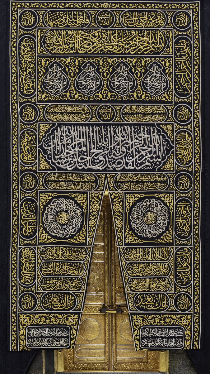 مهابة المشهد..

الكعبة المشرفة في ثوبها الجديد.

-