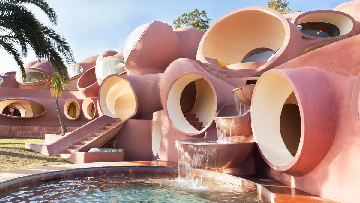 99reference's tweet photo. The Bubble Palace by Antti Lovag (1975) https://t.co/FNabGbRX3T