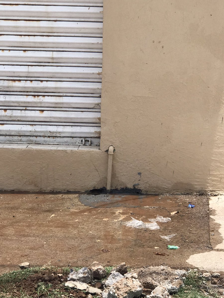 bacarlitos's tweet photo. @MunicipioAgs hay una fuga de agua q ya tiene más de 24 horas en la calle Río Tiber en colinas del Río https://t.co/7LotyduLCJ