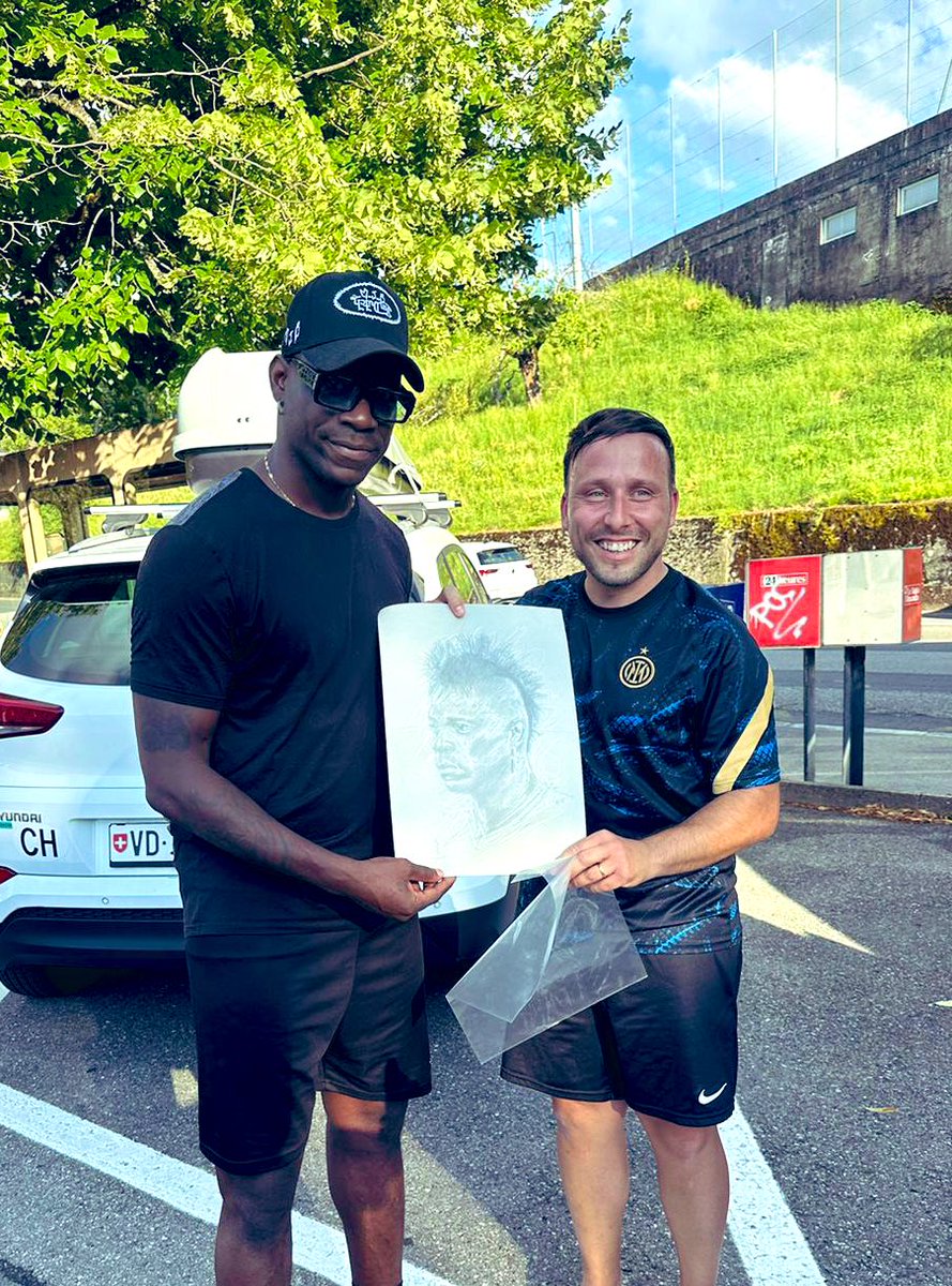 IMicello's tweet photo. J ai pu offrir mon dessin à Mario Balotelli! Heureux de l’avoir rencontré et d’avoir passé un moment avec! Grazie Super Mario 🍀✍🏻 #artiste #balotelli #portrait #dessin #ivanmicello #drawing #drawingart https://t.co/CphiSTTfLr