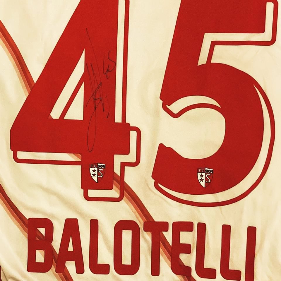 IMicello's tweet photo. J ai pu offrir mon dessin à Mario Balotelli! Heureux de l’avoir rencontré et d’avoir passé un moment avec! Grazie Super Mario 🍀✍🏻 #artiste #balotelli #portrait #dessin #ivanmicello #drawing #drawingart https://t.co/CphiSTTfLr