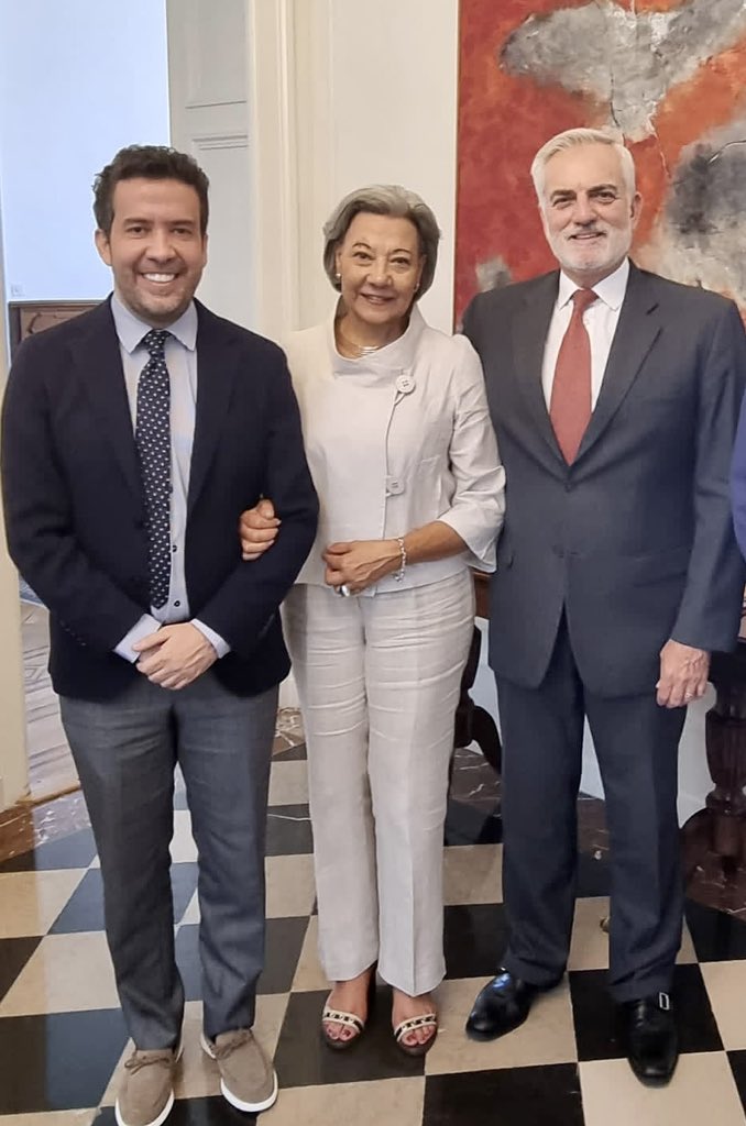 AndreJanonesMG's tweet photo. Após ser recebido, na tarde de ontem, na sede da ONU em Genebra, Suíça, encontrei-me na residência oficial do chefe da missão brasileira, embaixador Tovar da Silva, onde tratamos de vários assuntos relacionados à diplomacia internacional. A principal proposta discutida foi a criação de um parlamento interamericano, composto por parlamentares de todo o mundo, e que terá como objetivo o acompanhamento e o apoio às missões internacionais da ONU. Com isso, espero que possamos popularizar os temas de interesse comum às nações, para que quando eles chegarem às câmaras legislativas de seus respectivos países, tenham tramitação acelerada.

Também foi exposto pelo chefe da missão brasileira na ONU a importância da criação de uma força-tarefa com o objetivo de combater a disseminação de fake news, especialmente na área de saúde, visto que nessa área, o efeito de uma informação falsa é ainda mais grave, podendo muitas vezes acarretar a morte, como vimos, por exemplo, durante a pandemia.

Comprometi-me com o embaixador a me empenhar de corpo e alma para que o PDL 169 seja aprovado com urgência, uma vez que o mesmo prevê a adesão do Brasil à Organização Europeia para a Pesquisa Nuclear (CERN). Atualmente, entre os diversos avanços tecnológicos que o CERN produz e apoia, está o tratamento do câncer com feixes de partículas, que já curou mais de 260 mil pacientes. O CERN, com sua experiência em aceleradores de partículas, ajudou a impulsionar essas tecnologias por décadas. Agora, novas colaborações e projetos estão aprimorando e democratizando ainda mais esse tratamento, e o Brasil tem a oportunidade de ser um grande apoiador e colaborador nesse projeto.

Por fim, agradeço ao embaixador Tovar e sua esposa, a Embaixatriz Guadalupe Nunes, pelo almoço oferecido em sua residência.

Como membro do parlamento brasileiro, sigo em sintonia total com o Presidente Lula e caminhando na mesma direção, com o objetivo de reconstruir pontes no cenário internacional e fazer o nosso país voltar a ser respeitado no cenário mundial!