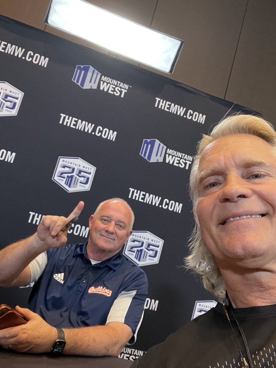 kenthomson87's tweet photo. @MountainWest #MediaDays @CircaLasVegas @CircaSports - @kenthomson87 w/ HC Brennan @SanJoseStateFB HC Tedford @FresnoStateFB & #JavanHedlund #MWC - Great Set Up! #DerekStevens Tune in @sportsxradio 8-10 PM @Audacy https://t.co/PoTSJwWyB2
