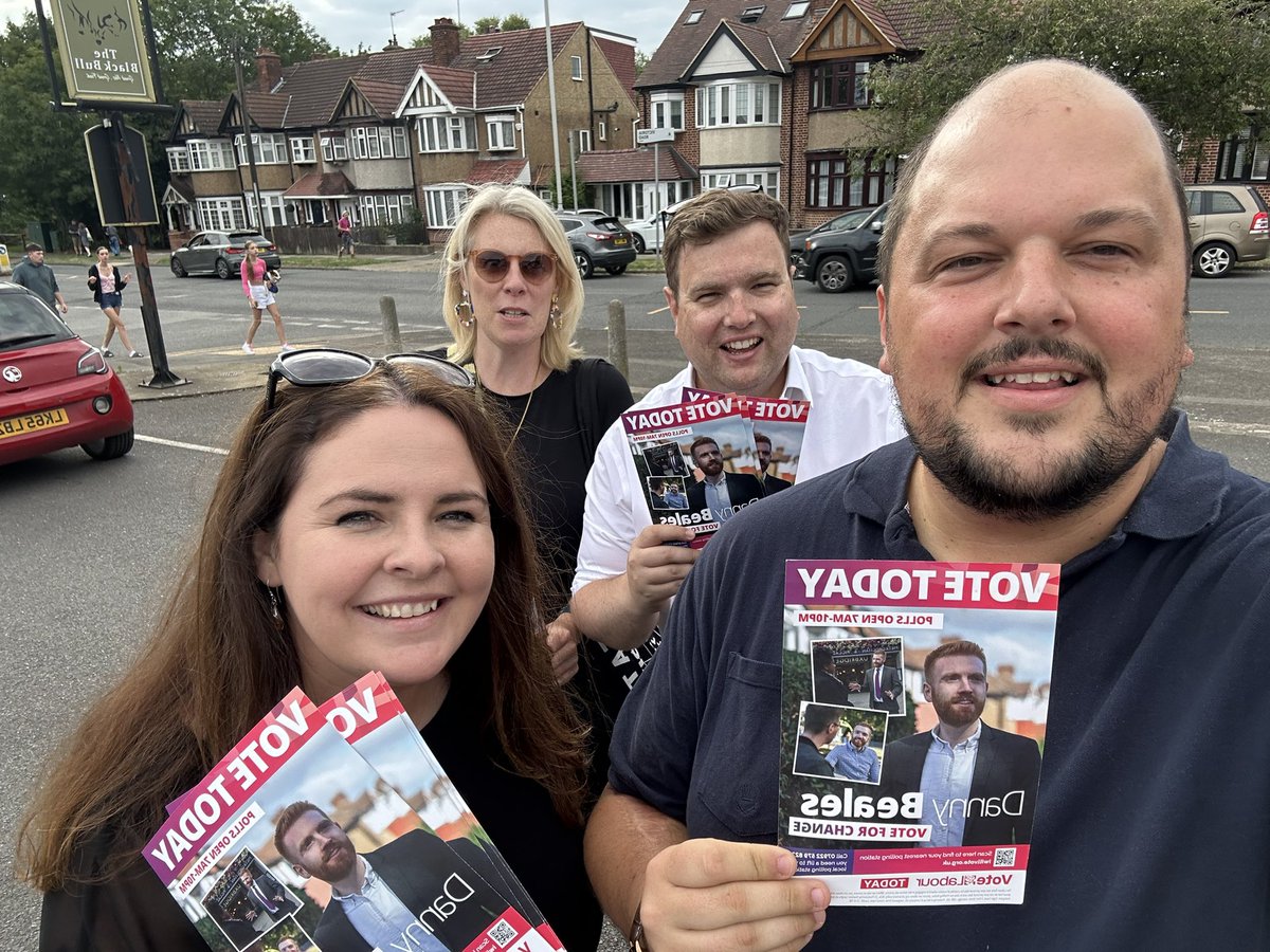 Team @EalingLabour out across #UxbridgeAndSouthRuislip. Time is running out to vote for @DannyBeales! 🗳️🌹