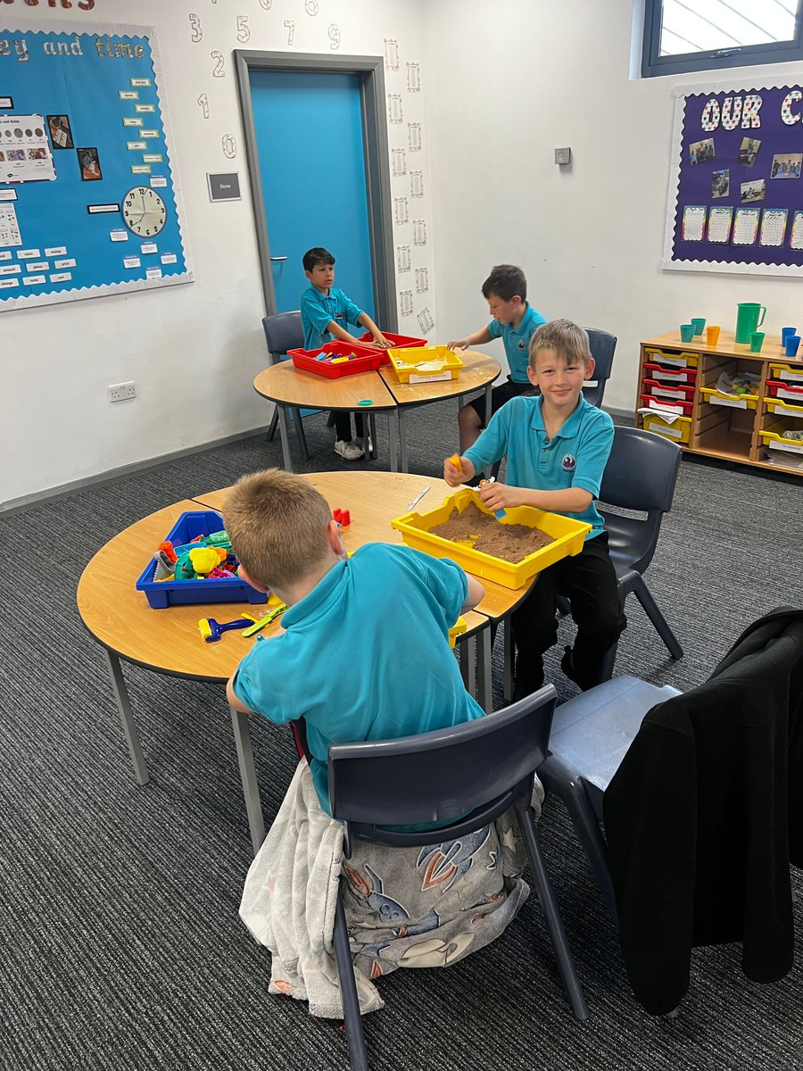 PhoenixHousePRU's tweet photo. Tokyo Class during informed theraplay using all senses to compare different textures in the trays https://t.co/cSXsck3X2c