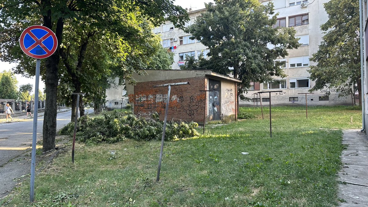 urosevic's tweet photo. Поломљене гране дрвећа у насељу #Бубањ, вртић #Црвенкапа и двориште некадашњег ЈКП #Зеленило #Крагујевац #kragujevac #bubanj #nevreme https://t.co/9Qo0nFDadV