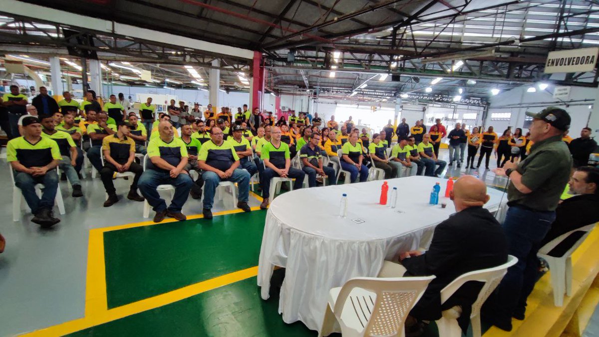 Hoy #20Jul el Ministro <a href="/torrealbaf/">Francisco Torrealba</a> realizó un recorrido por la empresa Cartón de Venezuela, en la cual invitó a la Clase Obrera de esta entidad a continuar elevando cada vez más los niveles de producción y eficiencia. 

<a href="/NicolasMaduro/">Nicolás Maduro</a>
#VenezuelaCapitalDeLaPoesía