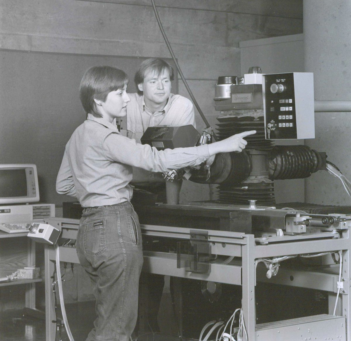 Mechanical engineering faculty member Gloria Wiens demonstrates a Universal Instruments robot in 1986 at #WatsonCollege <a href="/binghamtonu/">Binghamton University</a>

Celebrating #ArchivesHashtagParty #ArchivesScience

Photo by Steve Appel.