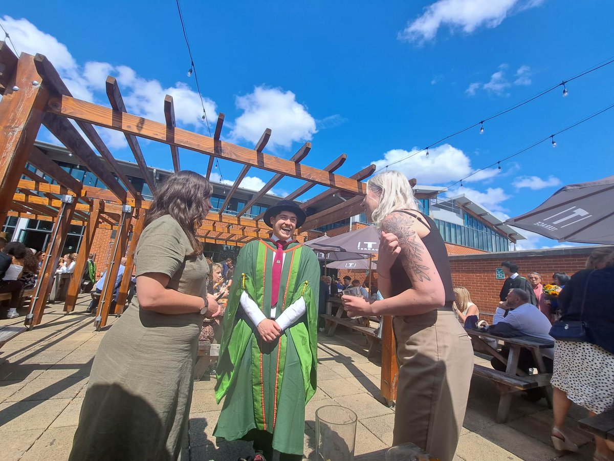 mirea_bianca's tweet photo. Celebrating our newly minted @CERIC_LUBS PhDs Dr
@LilithBrouwers and Dr @xjackdaly on a rare sunny day in Leeds.

@LeedsUniBSchool https://t.co/4mqxZfBn1p
