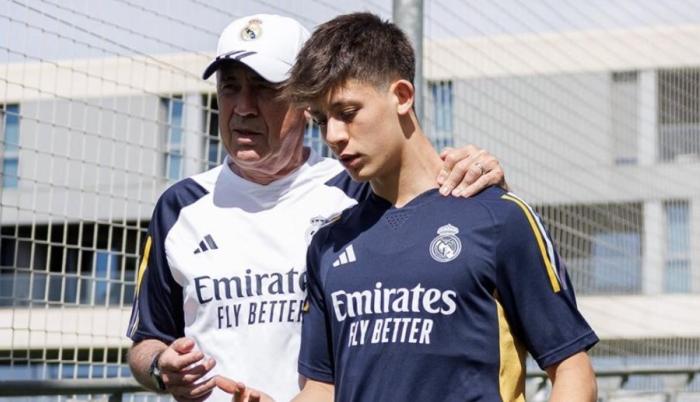 SrNaninho's tweet photo. 🚨 CARLO ANCELOTTI: “Arda Güler tiene mucha calidad. Creo que los madridistas lo van a disfrutar mucho”.

👀 JOSÉ MOURINHO (2012): "La magia de Modric enamorará al Bernabéu". https://t.co/2MMznwIGNc