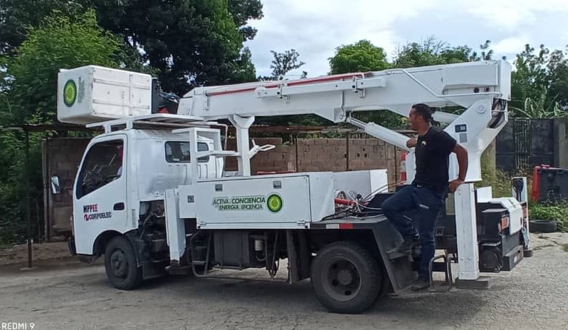 AlcalGMarcano's tweet photo. #Gestión Seguimos atendiendo y mejorando los servicios para el pueblo marcanense, gracias al Pdte. @NicolasMaduro y al alcalde Yul Armas. En esta oportunidad cuadrillas de @AlcalGMarcano y #Corpelec colocaron un transformador de 50 Kva en la comunidad 
 Las Cabreras. https://t.co/veEILQf95L