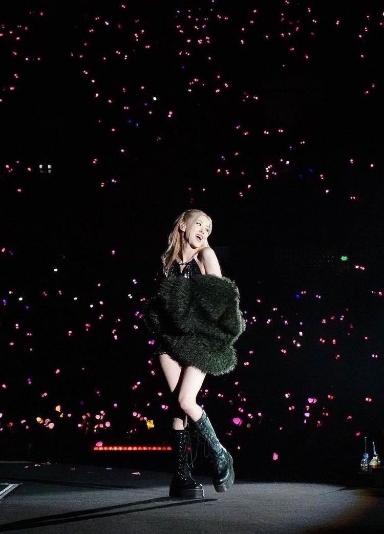 ROSÉ carrying BLACKPINK shows on her back a thread: