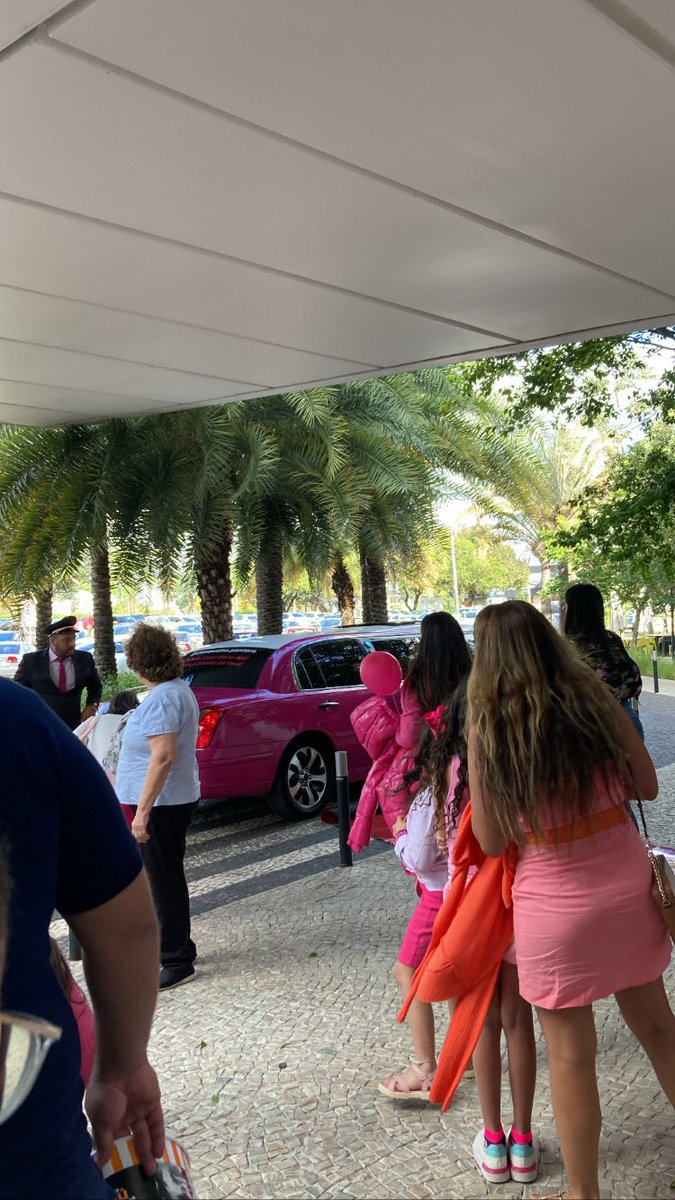 byungerking's tweet image. uma mãe contratou uma limousine rosa pra trazer a filha e as amiguinhas delas pra estreia da Barbie