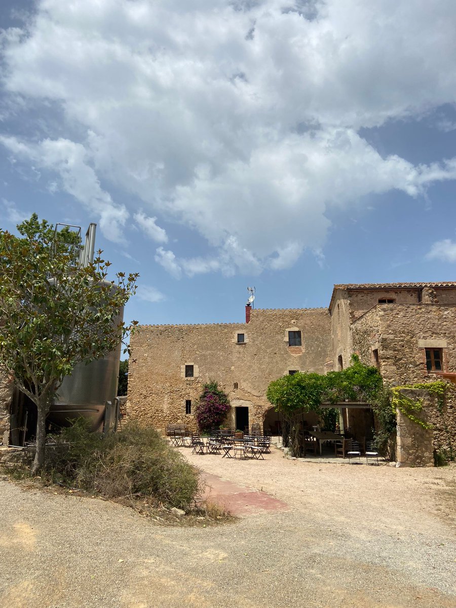 polsa95's tweet photo. Visita i tast a Mas Oller. Uns vins magnífics, una companyia exquisida i un entorn inoblidable. 

📍Torrent https://t.co/2a81Tmier8