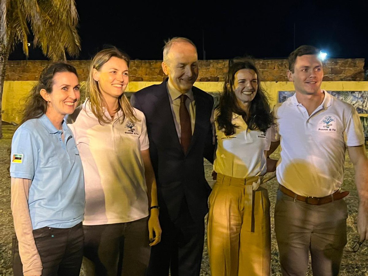 IrlEmbMaputo's tweet photo. Tonight in Maputo @MichealMartinTD had the pleasure of meeting 4 Irish people working on the Peace Process in Mozambique. 🇮🇪🇲🇿

Aoife Murphy - Head of Office
Benita Hickson - Policy &amp; Comms 
Claire Dowling - Policy &amp; Comms 
Killian Gleeson - Political Affairs &amp; Reintegration https://t.co/PoxG9Gr3sZ