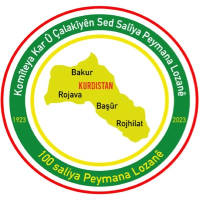 LeylaAgiri2's tweet photo. Bundan 100 öncesi; 1. Paylaşım Savaşı yıllarında Ortadoğu’yu kendi çıkarları temelinde şekillendiren İngiltere ve Fransa; güçlü petrol yataklarına, tarıma elverişli geniş arazilere ve zengin su kaynaklarına sahip Mezopotamya’yı ve onun kalbindeki Kürdistan’ı parçaladılar.

İngiltere, 1916 yılında Fransa’yla yaptığı Rusya’nın da onayladığı Sykes-Picot anlaşmasına dayanarak 1917 başlarında Basra, Kerkük ve Musul bölgelerini işgal etti.

Burada yaşayan Şiileri, Sunni Arapları ve Kürtleri Mezopotamya Manda İdaresi altında – zorla- birleştirdi ve ardından bu topraklarda Irak adında yapay bir devlet inşa etti. Devletin başına da Şam’dan getirttiği Haşimi ailesinden Kral Faysal’ı geçirdi.

İngiltere bu anlaşmayla petrol zengini Mezopotamya’yı kendine aldı ama, buna karşılık Şam’ı ve Doğu Akdeniz hattındaki Klikya‘yı da Fransa’ya bıraktı.

İngiltere’nin Bağdat’ta yaptığını Fransa da Şam’da yaptı. O da orada Suriye adında yapay bir devlet yarattı.
İngiliz-Fransız ikilisi Basra’dan Filistin’e bütün bölgeyi kendi aralarında paylaştılar.

Buralarda sınırlarını cetvelle çizdikleri kukla devletçikler yarattılar.  Kukla her devletin başına
da kendileriyle işbirliği içinde olan bir şeyh ya da bir kral atadılar.
 
Ortadoğu’yu böylece kanlı bir kaosun içine attılar. Bölgede ve tek tek ülkelerde kanlı çatışmalar yaşanırken onlar, petrol başta olmak üzere bölgenin bütün zenginliklerini yağmaladılar.
 
İngiltere ve Fransanın sınırlarını çetvelle çizdikleri kukla devletçiler yarattıkları dönemde Dersim’den Kerkük’e, Afrin’den de Süleymaniye’ye kadar uzanan; petrolü, madenleri, tarıma elverişli arazileri ve su kaynaklarıyla zengin Kürdistan üç parçaya bölündü.

Bu parçalardan Musul eyaleti; yani Güney Kürdistan İngiliz mandasındaki Irak’a, bugünlerde adından çokça söz edilen ROJAVA yani Batı Kürdistan Fransız mandasındaki Suriye’ye, büyük parça kuzey Kürdistan ise Türkiye’ye verildi.

Türkiye’de manda yönetimi kurulmamıştı çünkü, buna gerek duyulmamıştı. Ne de olsa Kemalist Cumhuriyet daha başından vesayet altına alınmıştı.

1923 tarihinde imzalanan Lozan Antlaşması’yla birlikte Türkiye’ye, Sovyetler Birliği’ne karşı ‘tampon ülke‘ görevi verildi. Bu görev Soğuk Savaş döneminde NATO’un ‘ileri karakolu‘ olarak yeniden olarak revize edildi.       
                            
Kemalist elit Türkçü bir yönetimin Lozan'da tescili karşılığında  Kerkük- Musul petrollerini İngilizlere bıraktıktan sonra Kürtleri tarihten silmeye, devlet zoruyla asimile etmeye; direnenleri de yok etmeye
yöneldi.

Sadece Türkiye’de değil, Irak ve Suriye’de Kürtler merkezi devletlerin ‘düşmanı‘ olarak ilan edildiler. Bu ülkeler Kürtlerle çatışma içine girdiler ve onlara ağır bedeller ödettiler.

Churchill’in 100 yıl önceki kanlı oyunları nedeniyle Kürtler 100 yıldır acı çekiyor ve bedel ödüyor. Bu tarihsel haksızlığın giderilmesi Lozan Anlaşması'nın lağvedilmesi gerekiyor. Kürtler Lozan'ı ret ve mahkum ediyor... #StopLausanneGenocide