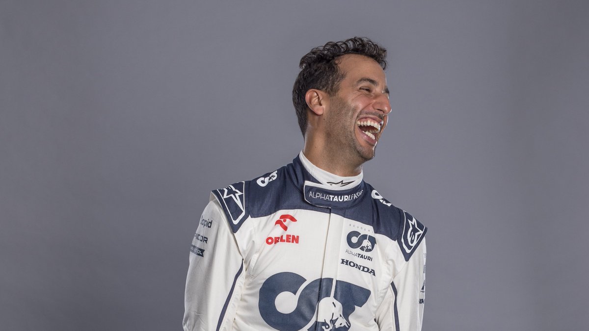 School photo day for Danny Ric! 📸

Lookin' good, Honey Badger 🍯🦡

#HungarianGP #F1 <a href="/danielricciardo/">Daniel Ricciardo</a>