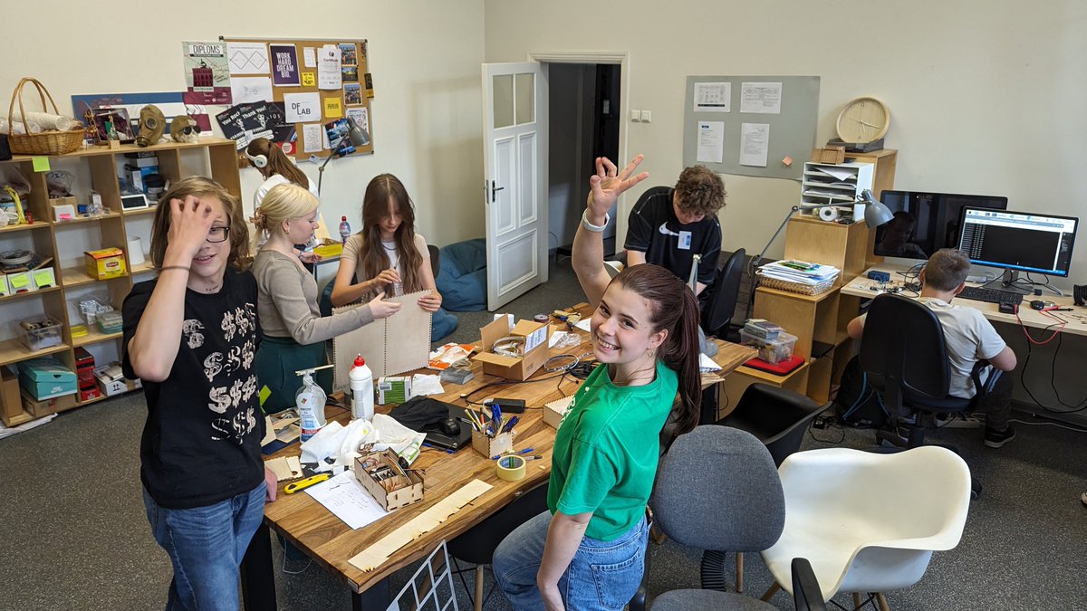 Kamēr jaunieši staigā pa <a href="/LU_Datorika/">Datorikas fakultāte</a> lai pieteiktos studijām universitātē, jaunāki jaunieši jau darbojas LU DFLab veidojot savus <a href="/irLV/">Žurnāls IR</a> Tehnoloģiju skolas projektus, ko rīt prezentēs <a href="/bernuslimnica/">Bērnu slimnīca</a> darbiniekiem tās uzlabošanai.