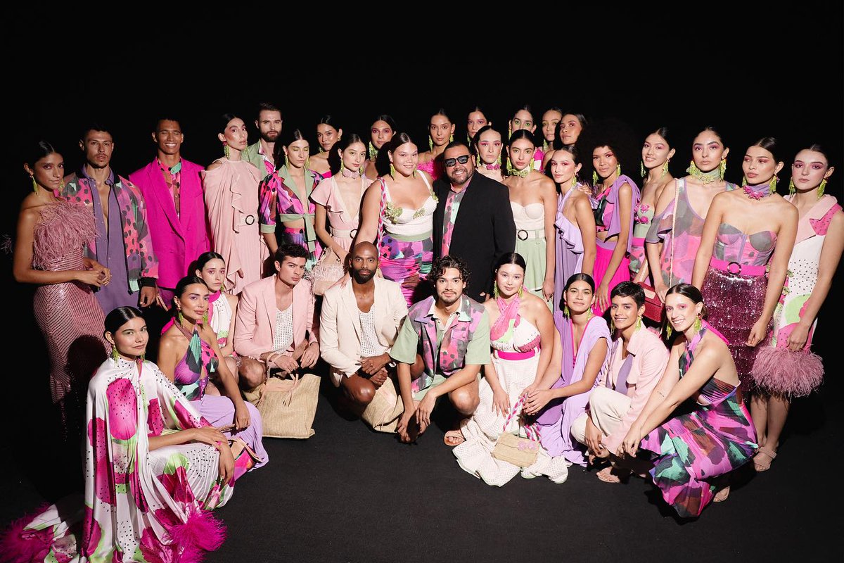 #moda Arrancamos con nuestra cobertura de la edición n° 7️⃣9️⃣ de <a href="/Intermoda/">Intermoda</a> con la colección Crucero 2024 de <a href="/BSantosOficial/">BenitoSantos Oficial</a>, misma que inauguró este evento, haciendo homenaje a una deliciosa fruta: la pitahaya ✨