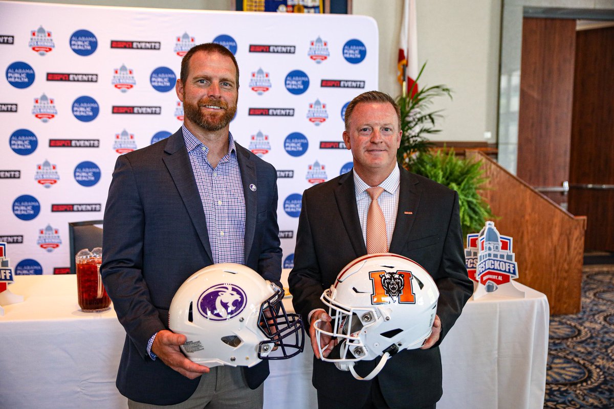 UNAFootball's tweet photo. August 26 can’t come fast enough 🏈🤝

#RaiseTheRoar | #RoarLions!🦁 https://t.co/zuUQpsnPuh