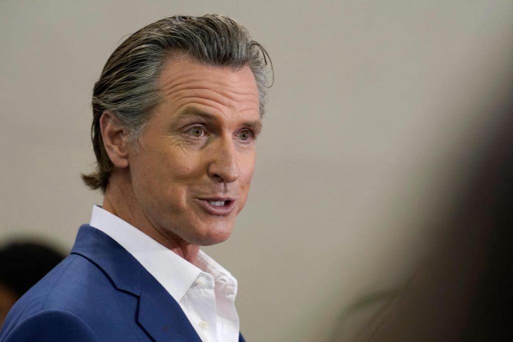 Gov. Gavin Newsom sending textbooks — and possibly a $1.5 million fine — to Temecula.

Subscriber-exclusive story by @JeffHorseman: https://t.co/hwHJb6c4UH https://t.co/Q1NcZzotbo