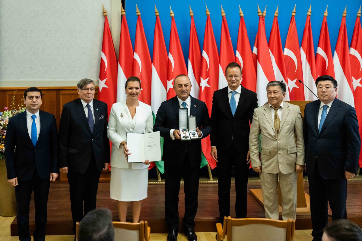 MevlutCavusoglu's tweet photo. Macaristan Dışişleri ve Dış Ticaret Bakanı Peter Szijjarto tarafından Macaristan Cumhurbaşkanı Katalin Novak adına şahsıma Macaristan Devleti’nin Yıldızlı Liyakat Nişanı takdim edilmesinden büyük onur ve mutluluk duydum. 

Cumhurbaşkanı Novak’a teveccühleri için değerli dostum Peter’a ise göstermiş olduğu misafirperverlik için teşekkürlerimi sunuyorum. 🇹🇷 🇭🇺