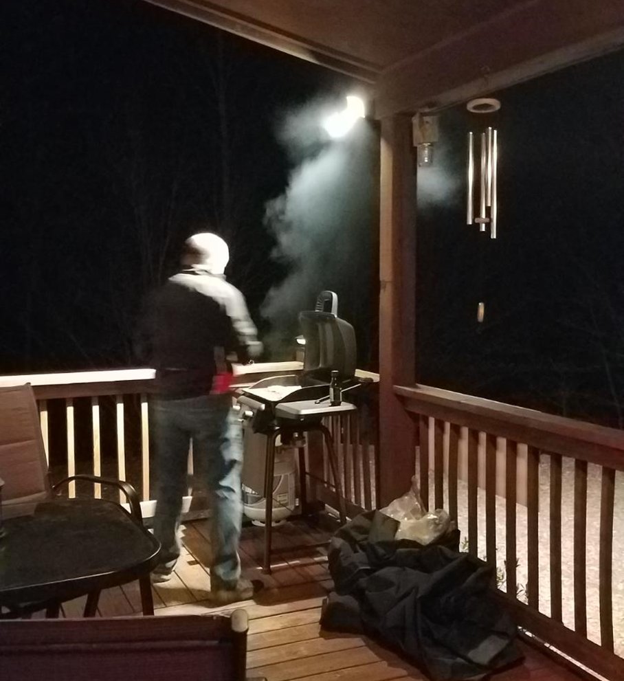 KozyCabin's tweet photo. Cook Out &amp; Eat Out at  @KozyCabin in #Murphy NC!
Reserve now: https://t.co/vWUXDgkxhn

Now is the perfect time for  #FamilyTime  #Vacation in the #Mountains https://t.co/TvRzgbp0Wt