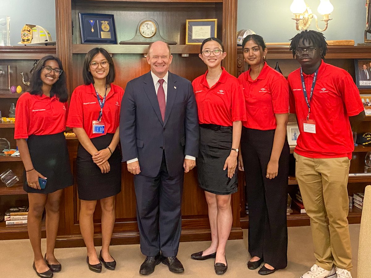 This afternoon, I met with Delaware student leaders who are making a difference. These students are spending the summer interning with the @FoodBankofDE as part of the @BankofAmerica Student Leaders Program. Thank you for serving and leading in our community!