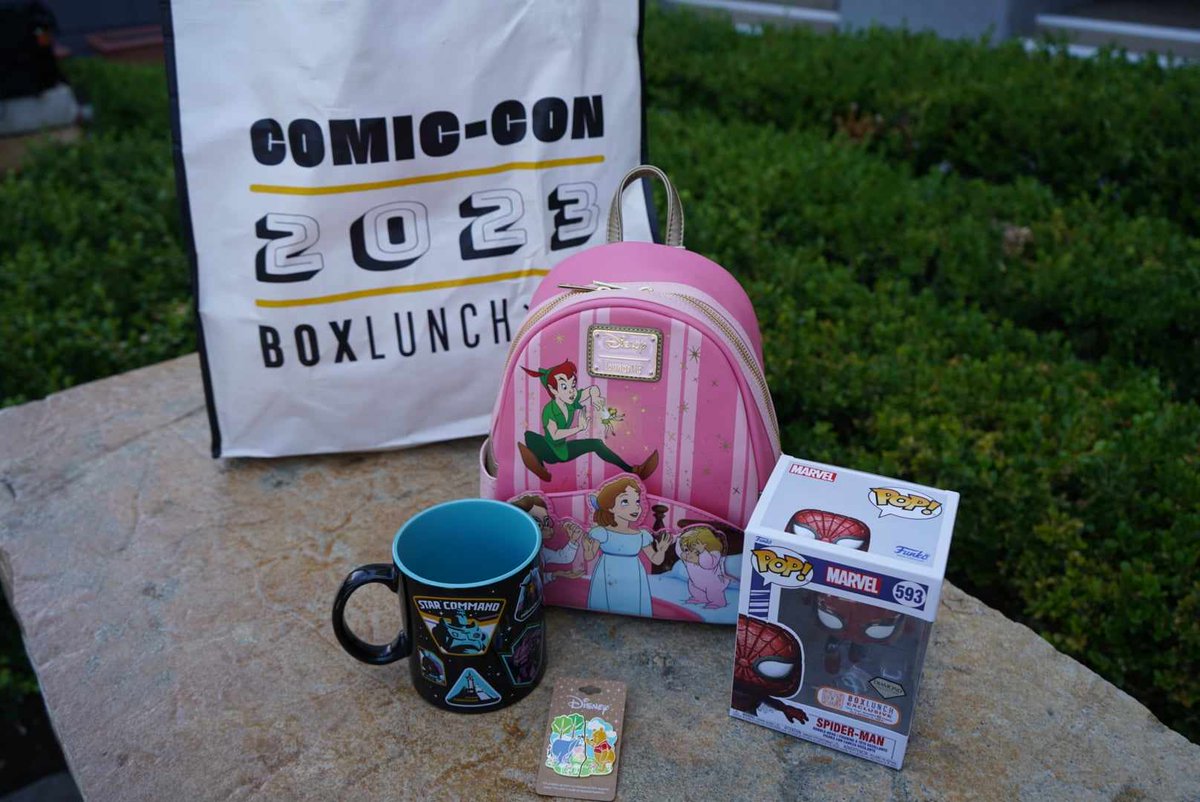 ThreeIfBySpace's tweet photo. Attention all #SDCC goers and @BoxLunchGifts fans. Come to 4th and K to get some sweet Box Lunch swag for their SDCC activation! #BoxLunchEW #SDCC https://t.co/GzmW2IP1Cs
