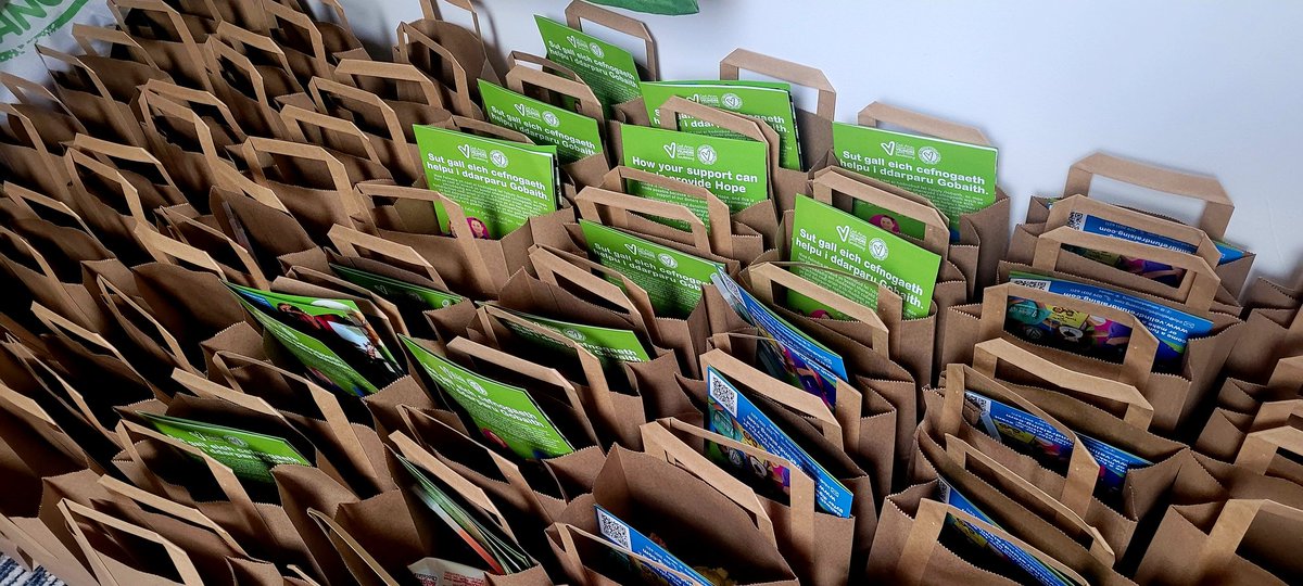 WelshTwinkletoe's tweet photo. https://t.co/V0I3XgFG4n
Light up Pen Y Fan goody bags in progress 😍💚💙 https://t.co/sSSe10R9qr